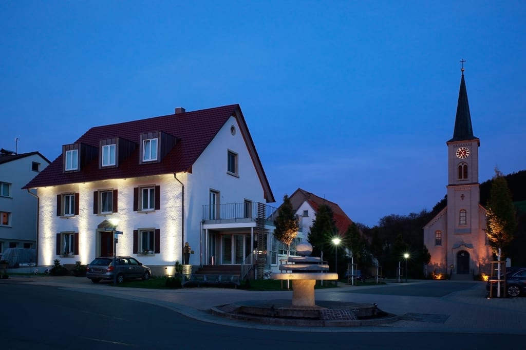 Außenansicht am Abend mit Kirche
