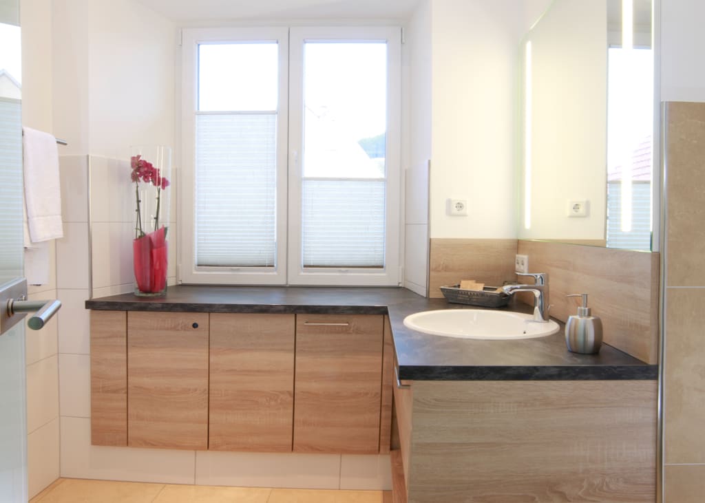 Badezimmer mit Waschtisch