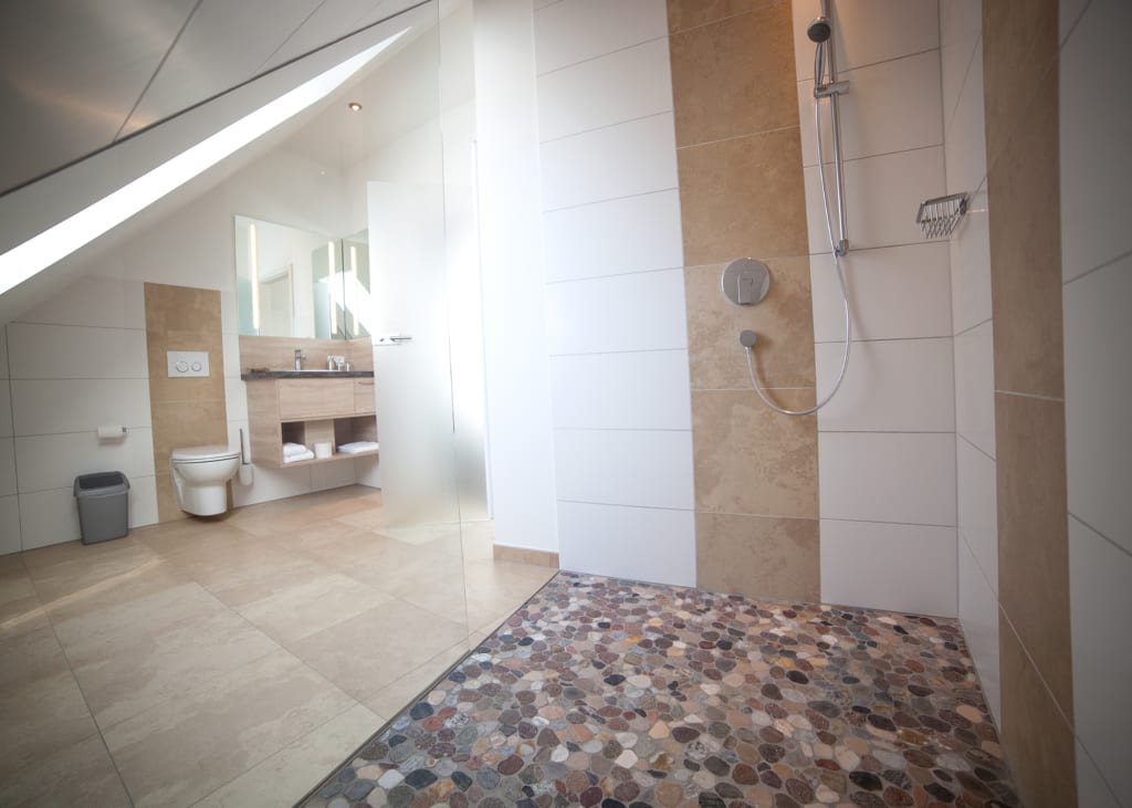 Badezimmer mit bodengleicher Dusche